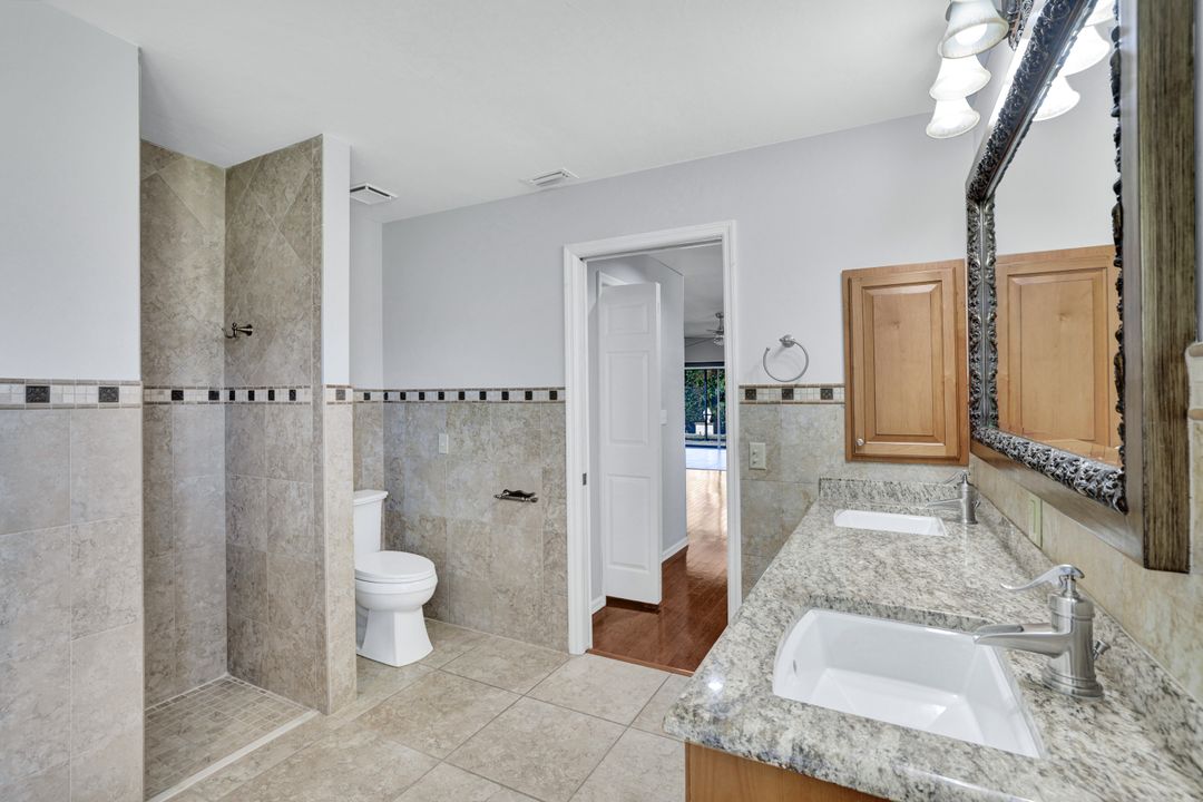 10631 Regent Cir, Naples, FL 34109