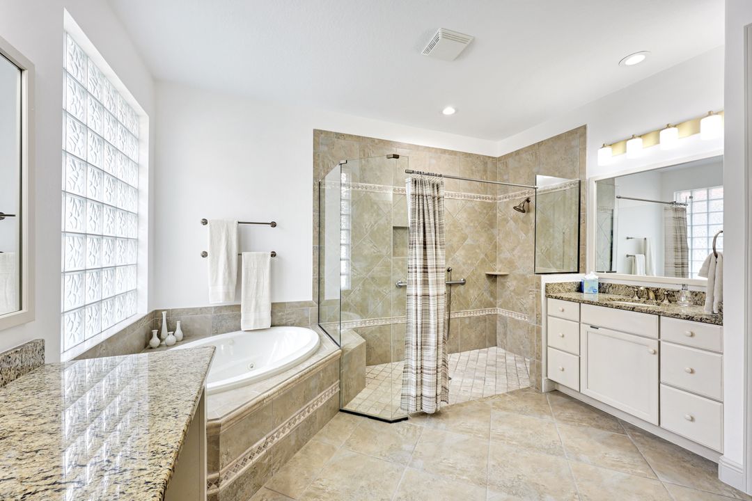 7655 Martino Cir, Naples, FL 34112