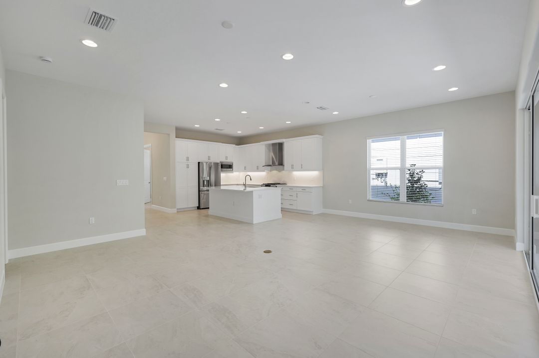 2565 Kingfisher Dr, Naples, FL 34112