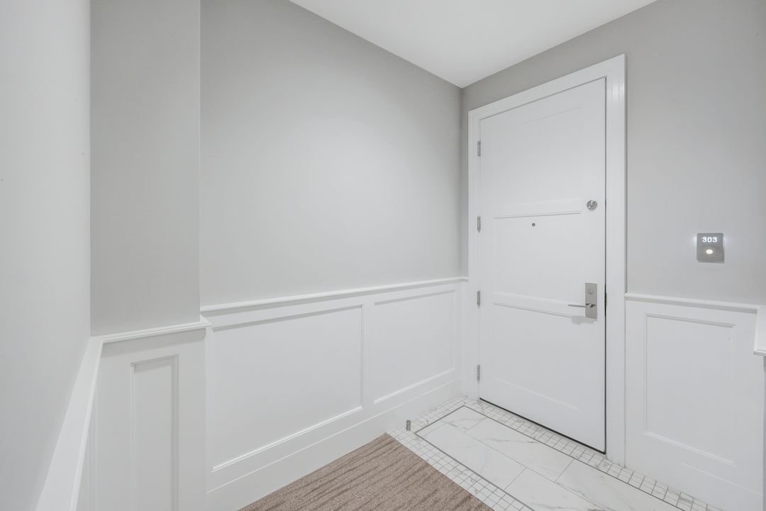 875 6th Ave S #303, Naples, FL 34102