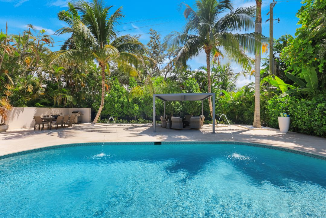 1095 Sandpiper St, Naples, FL 34102