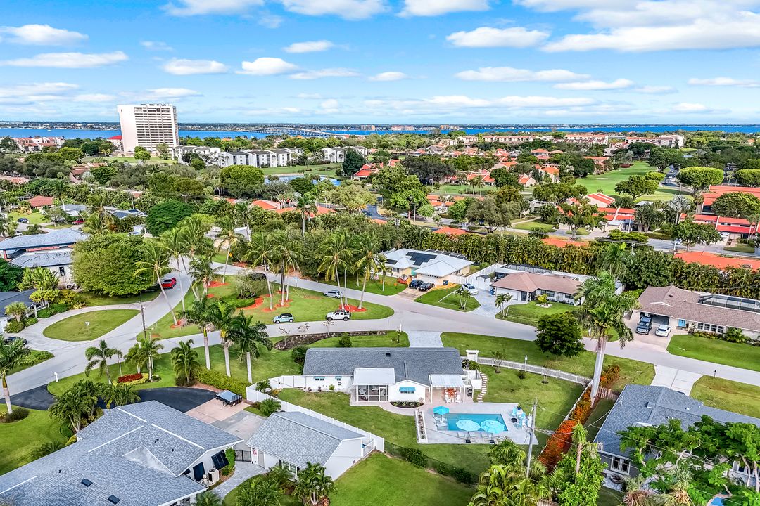 1086 N Town and River Dr, Fort Myers, FL 33919