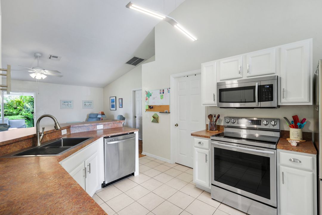 1006 NE 6th Pl, Cape Coral, FL 33909