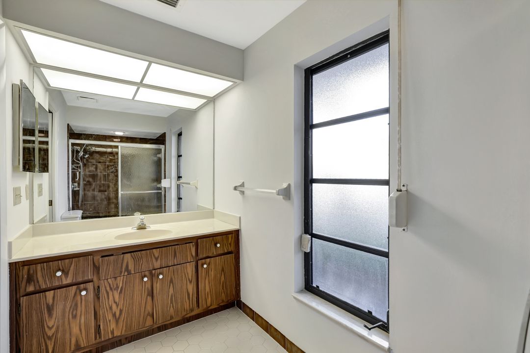 2460 Kings Lake Blvd, Naples, FL 34112
