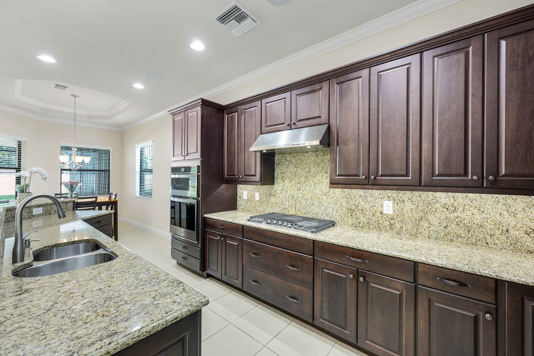 10101 Florence Cir, Naples, FL 34119