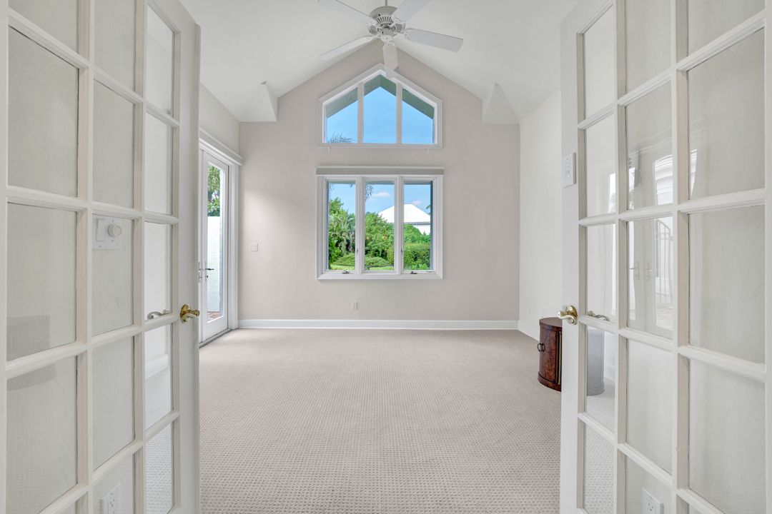 695 Ardmore Ln, Naples, FL 34108