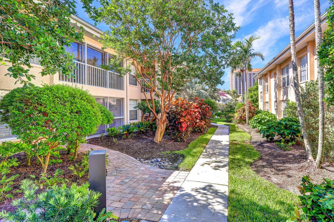 5637 Turtle Bay Dr #17, Naples, FL 34108