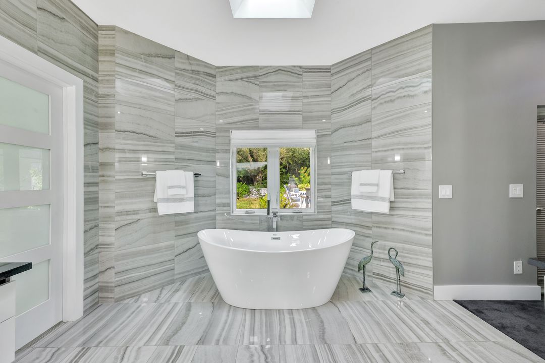 7060 Hendry Creek Dr, Fort Myers, FL 33908