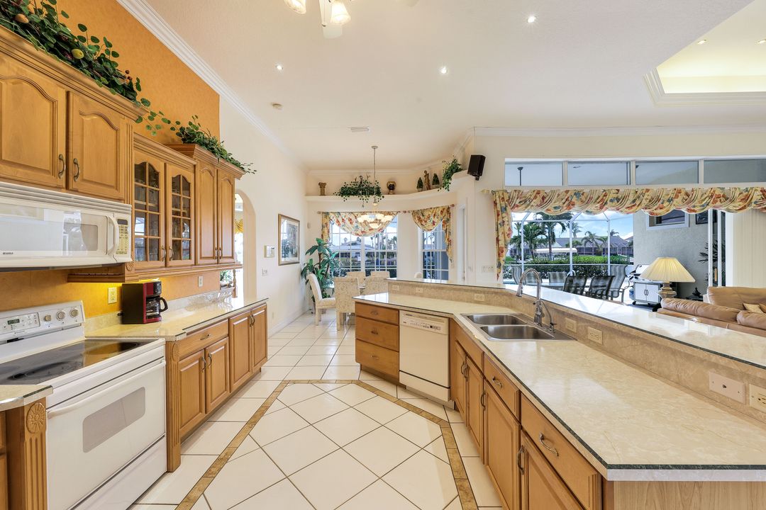 2008 Palaco Grande Pkwy, Cape Coral, FL 33904