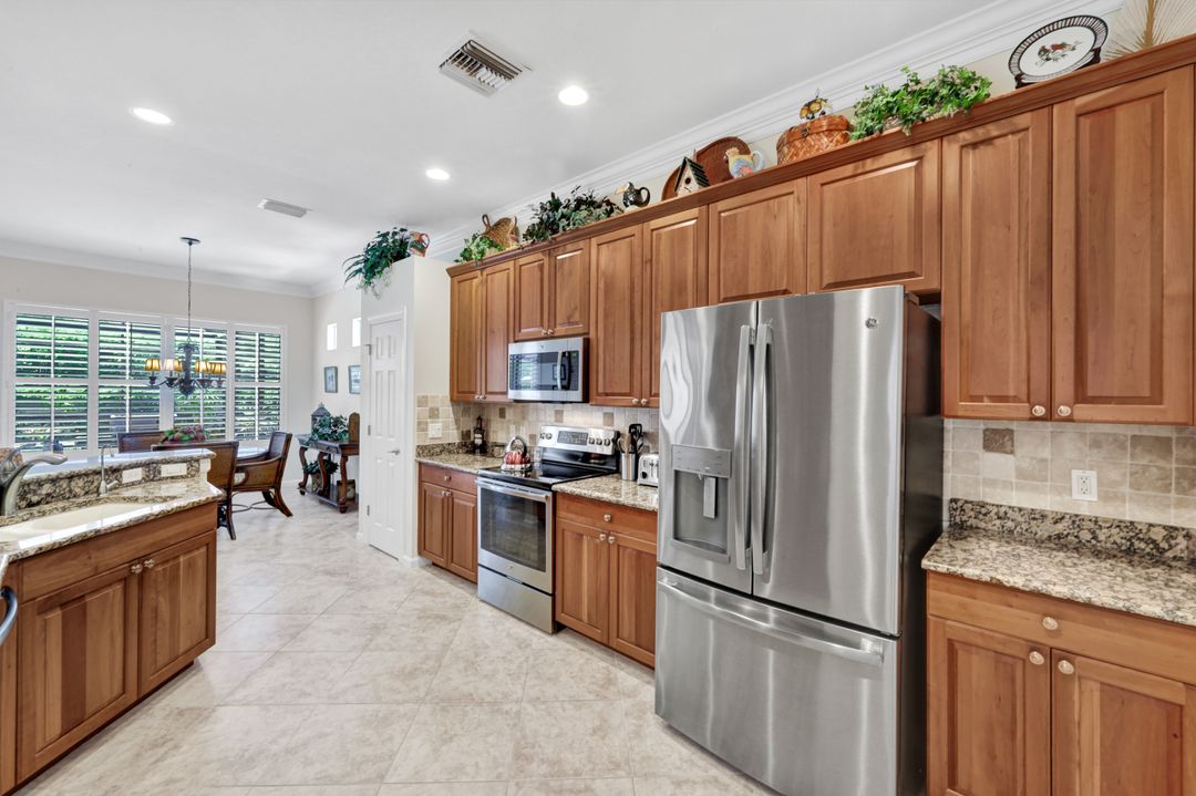 16208 Parque Ln, Naples, FL 34110