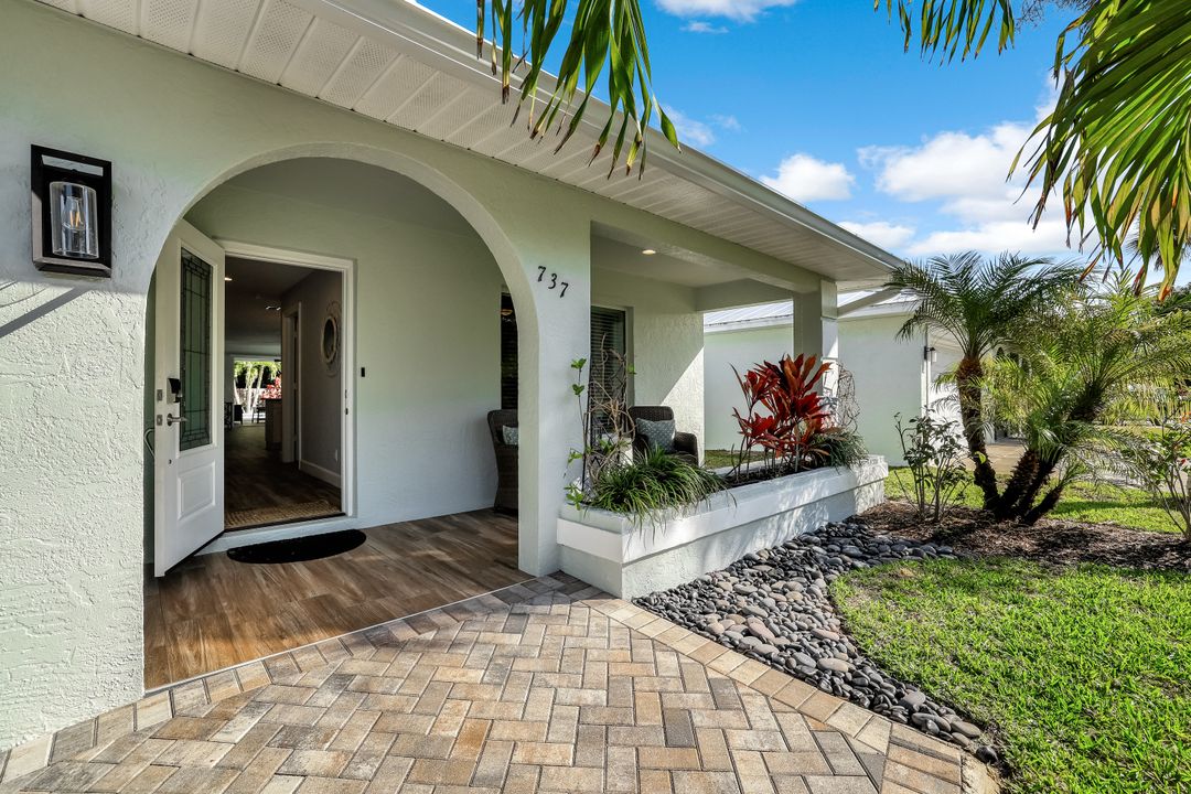 737 91st Ave N, Naples, FL 34108