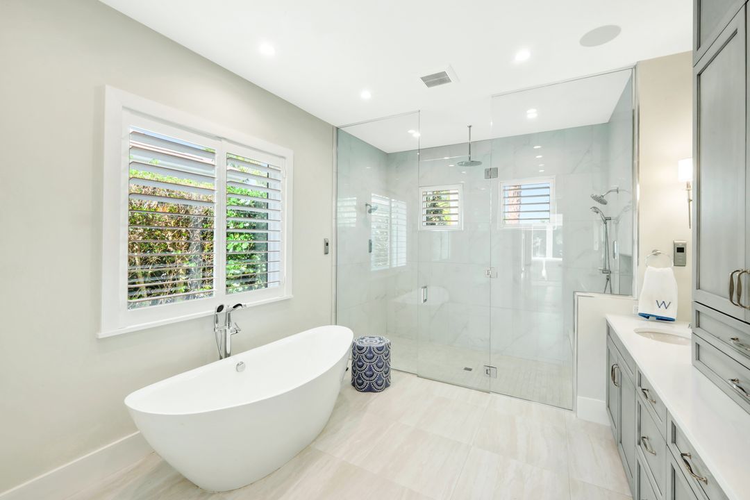 680 Wedge Dr, Naples, FL 34103