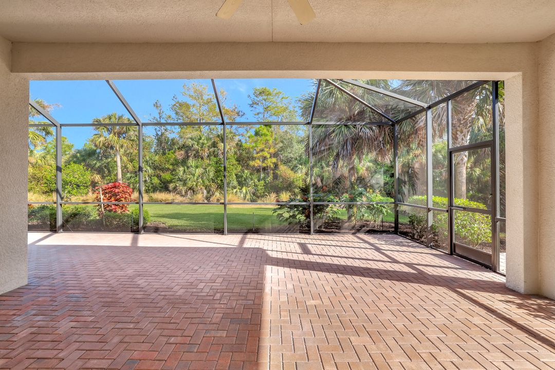 1275 Manado Dr, Naples, FL 34113