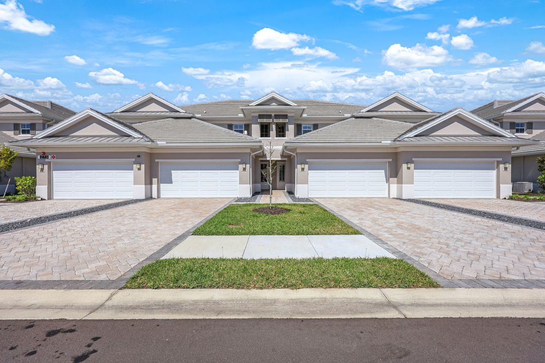 273 Indies Dr E #202, Naples, FL 34114