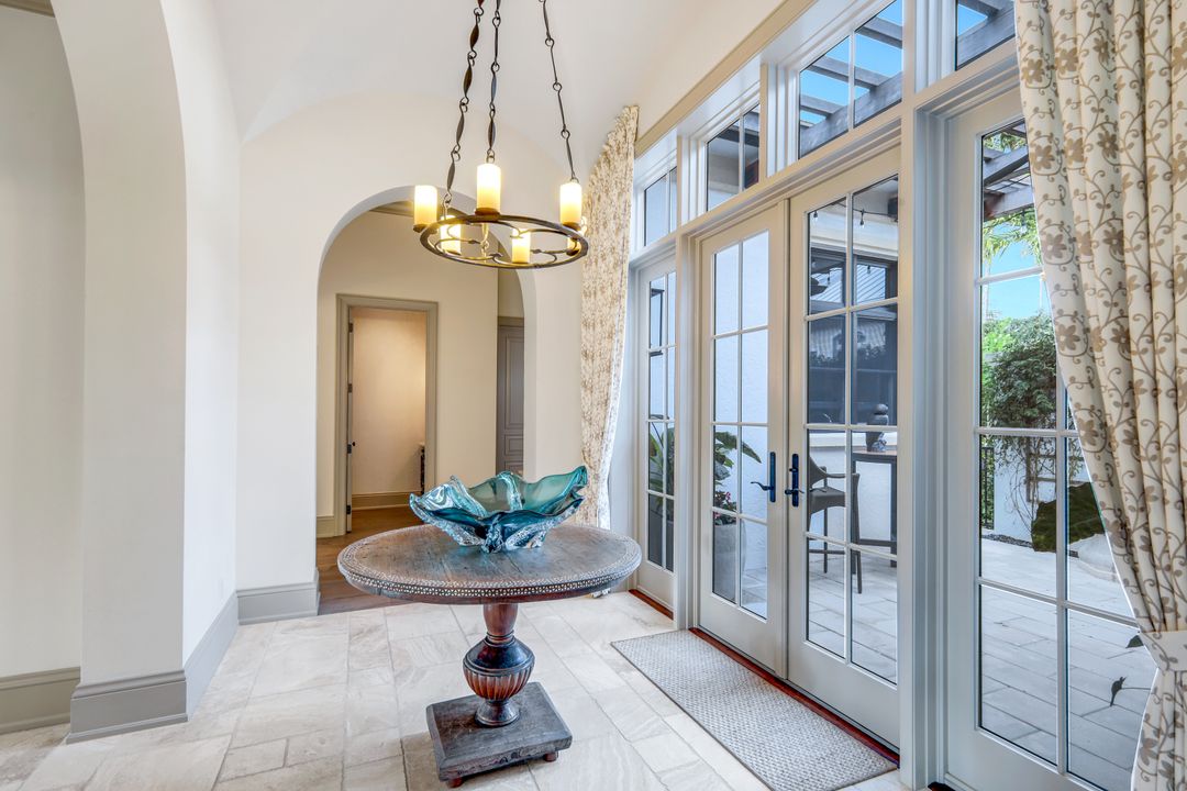 81 Gulf Shore Blvd S, Naples, FL 34102