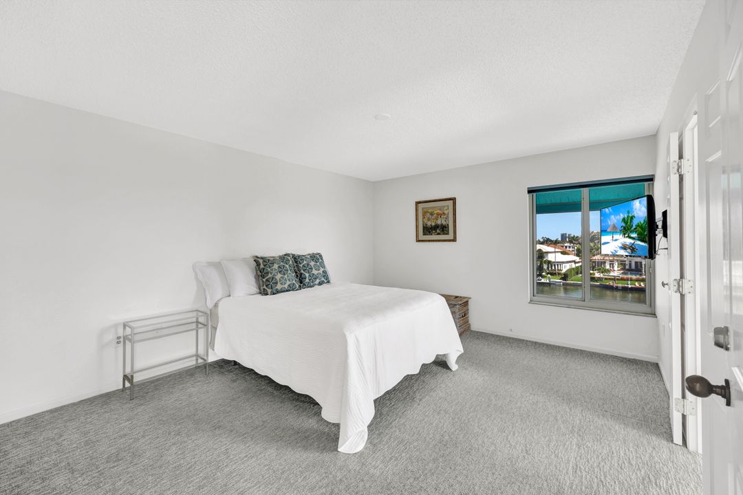 255 Park Shore Dr #341, Naples, FL 34103