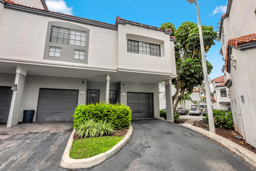19680 E Country Club Dr, Miami, FL 33180