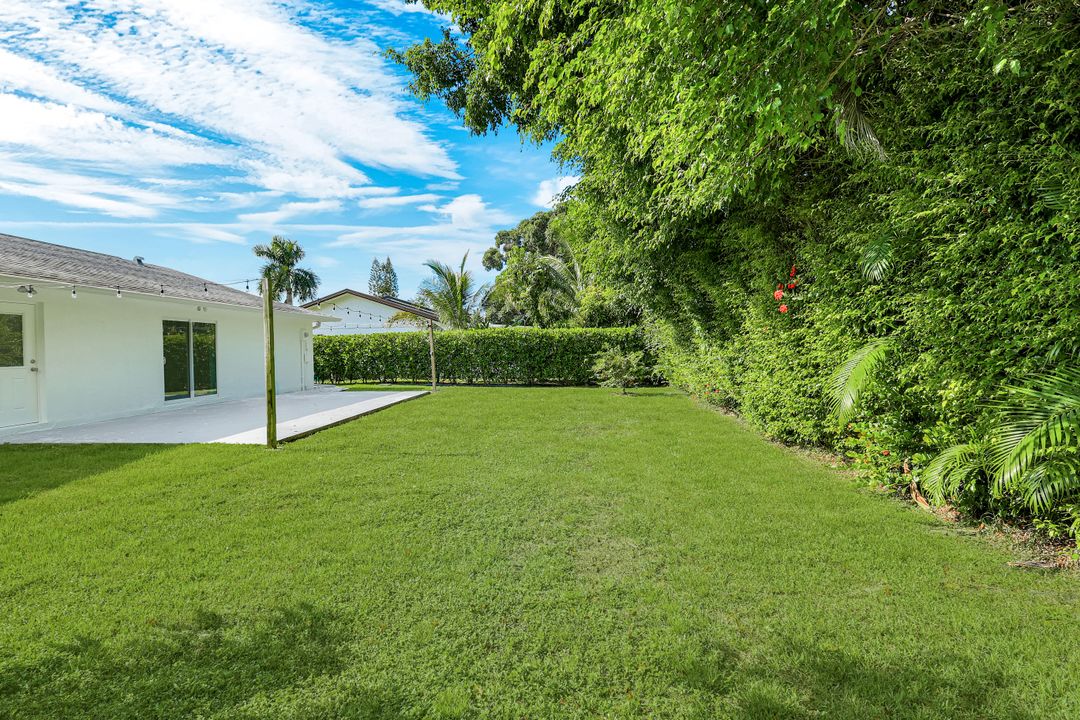 939 Bluebird St, Naples, FL 34104
