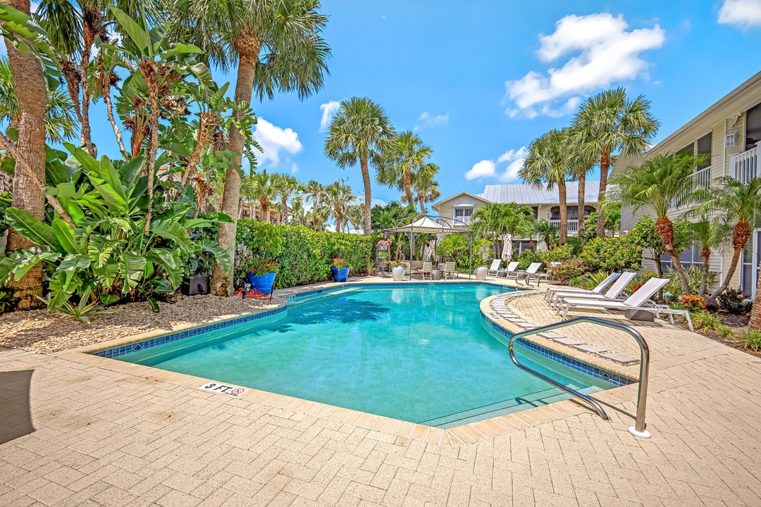 433 2nd St S, Naples, FL 34102