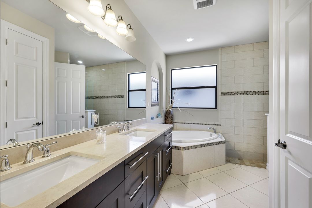 1243 Briarwood Ct, Naples, FL 34104