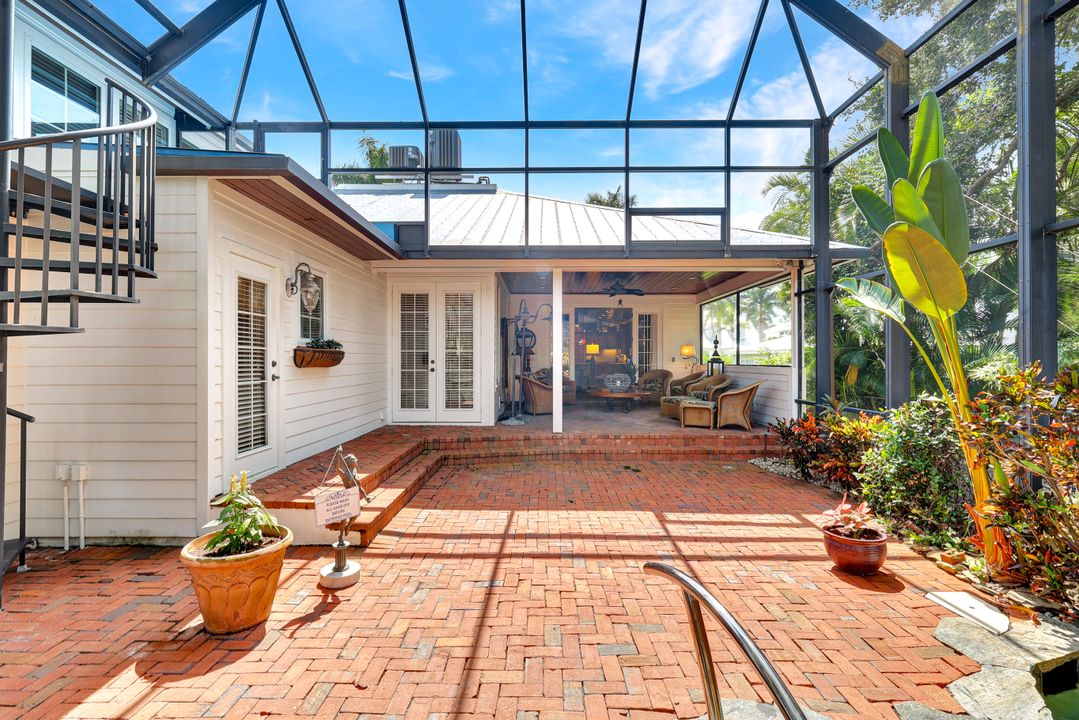 263 10th Ave S, Naples, FL 34102