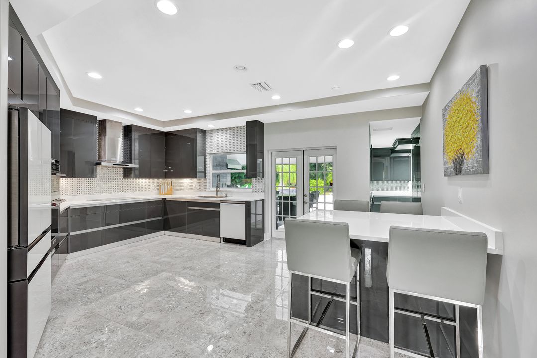 7060 Hendry Creek Dr, Fort Myers, FL 33908