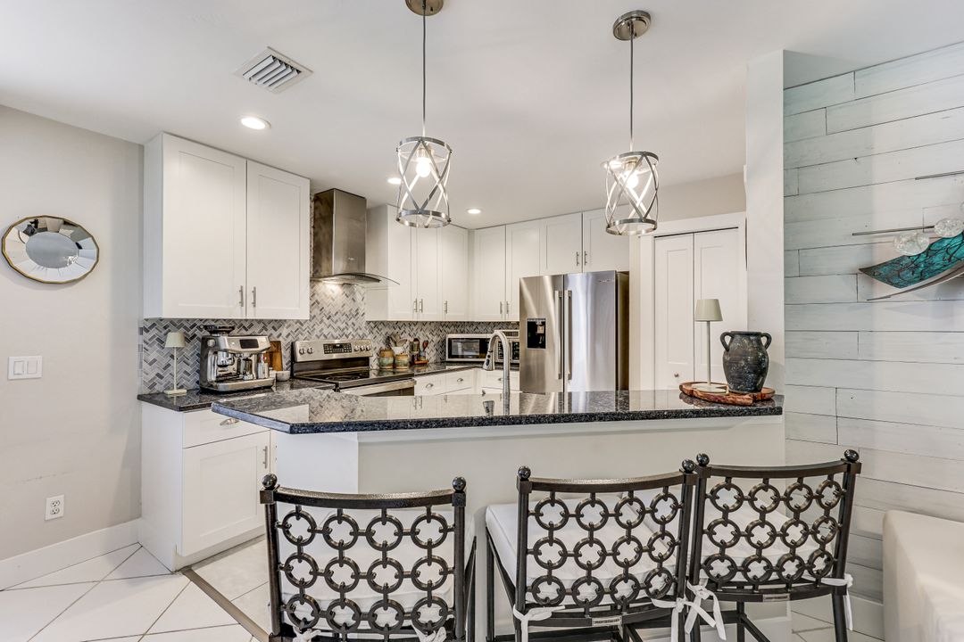 156 Stanhope Cir, Naples, FL 34104