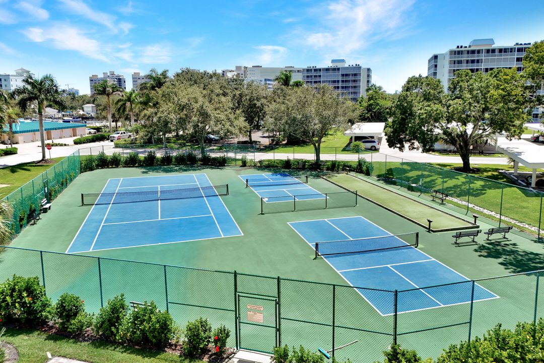 21 Bluebill Ave #1001, Naples, FL 34108