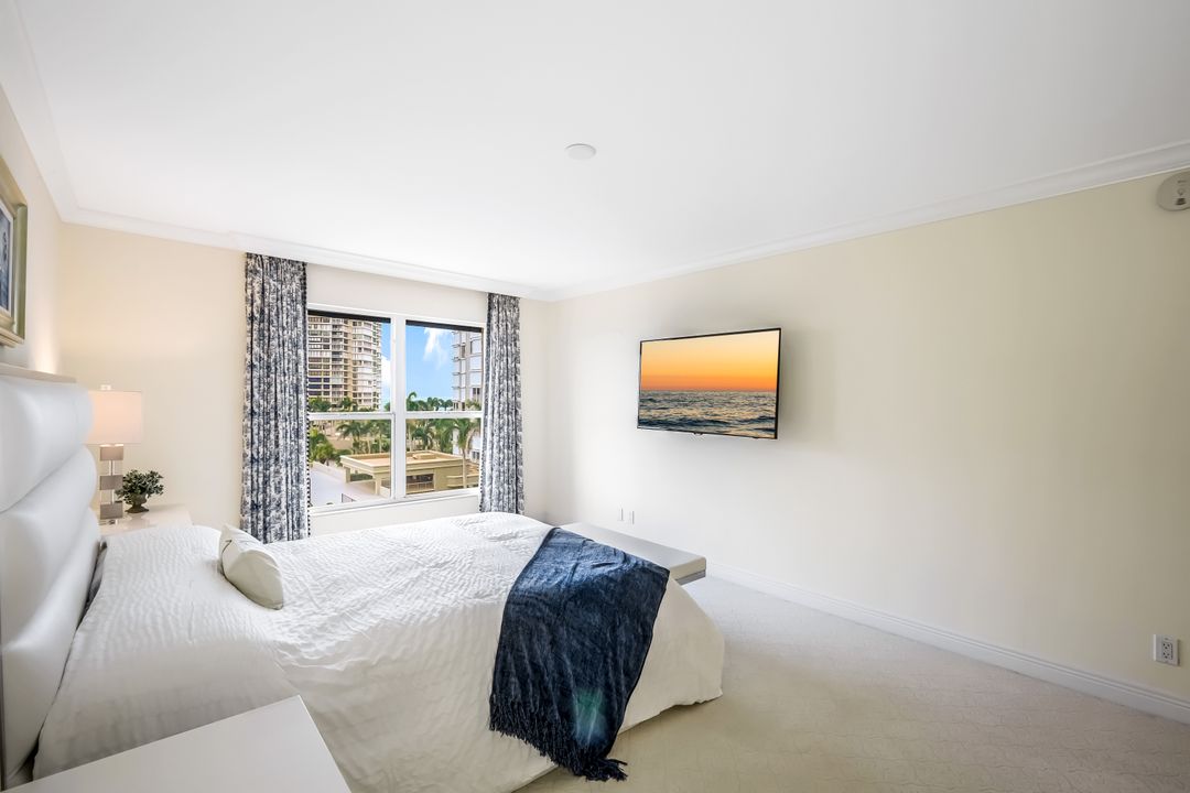 4451 Gulf Shore Blvd N #703, Naples, FL 34103