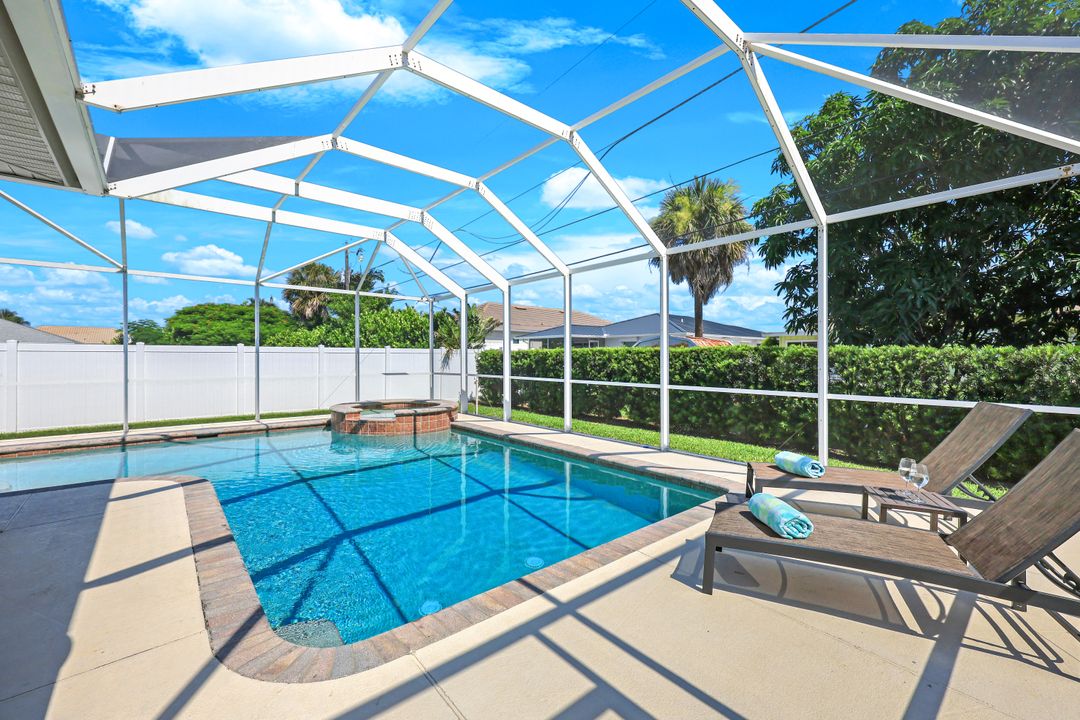 587 97th Ave N, Naples, FL 34108