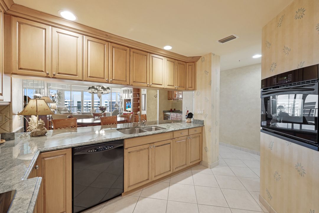 25 Bluebill Ave #1105, Naples, FL 34108