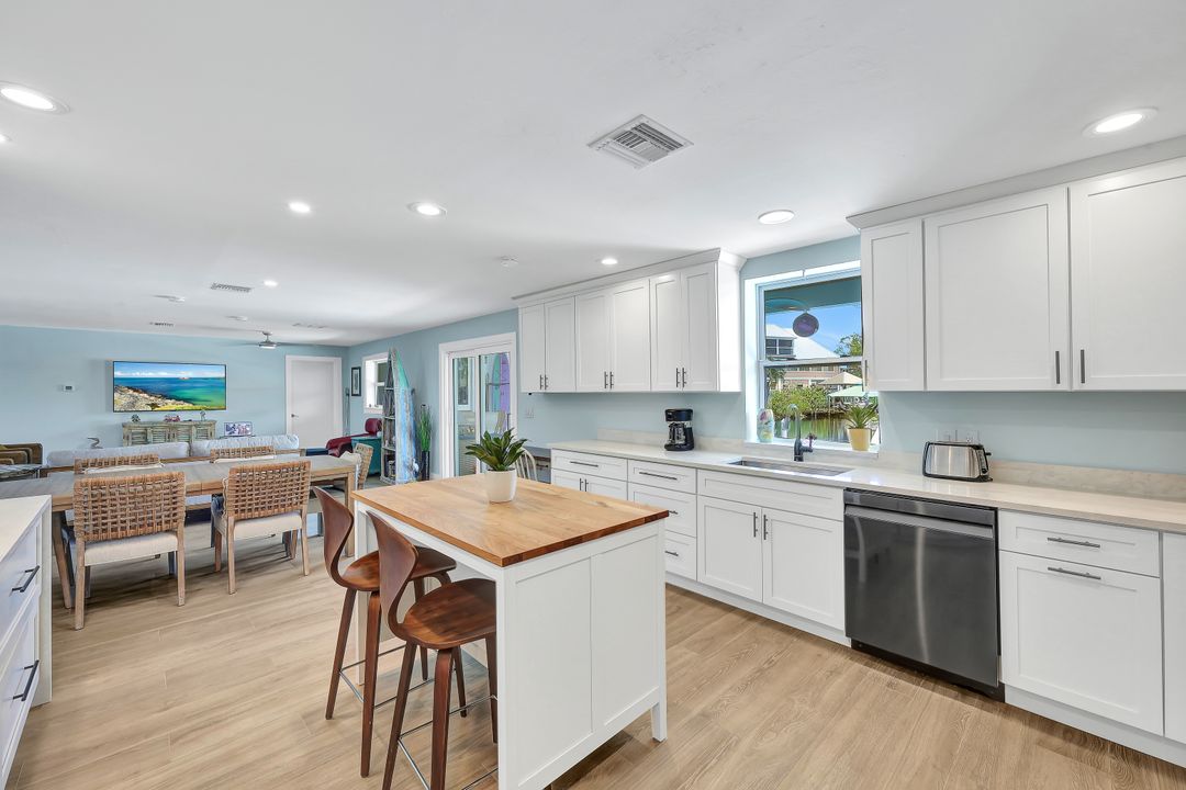 2631 Riverview Dr, Naples, FL 34112