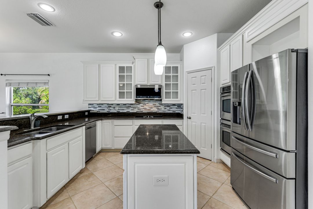2210 Cape Heather Cir, Cape Coral, FL 33991