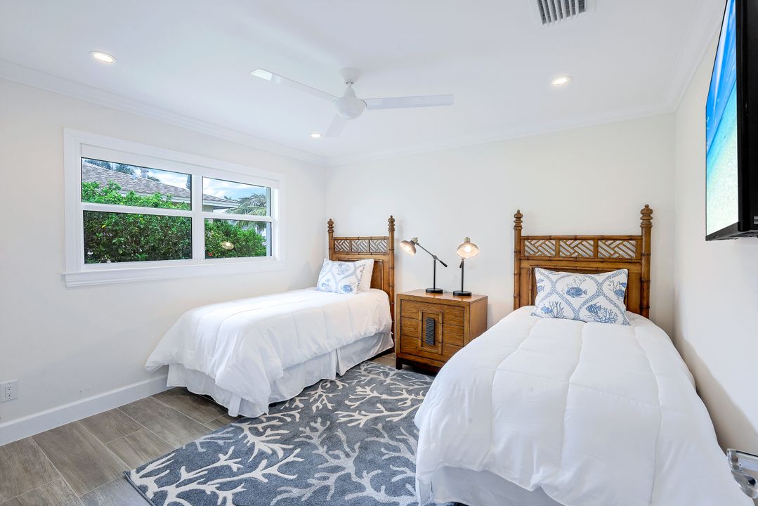 417 Lagoon Ave, Naples, FL 34108