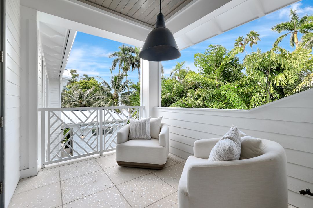 160 Broad Ave S, Naples, FL 34102
