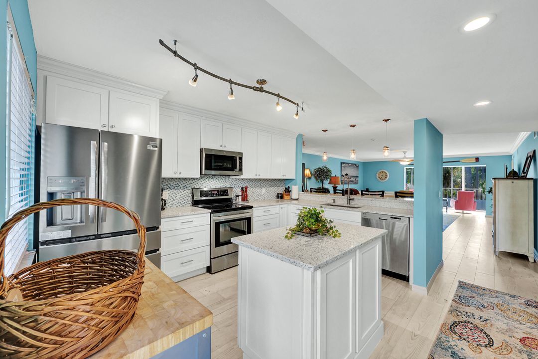 3072 Sandpiper Bay Cir #M-204, Naples, FL 34112