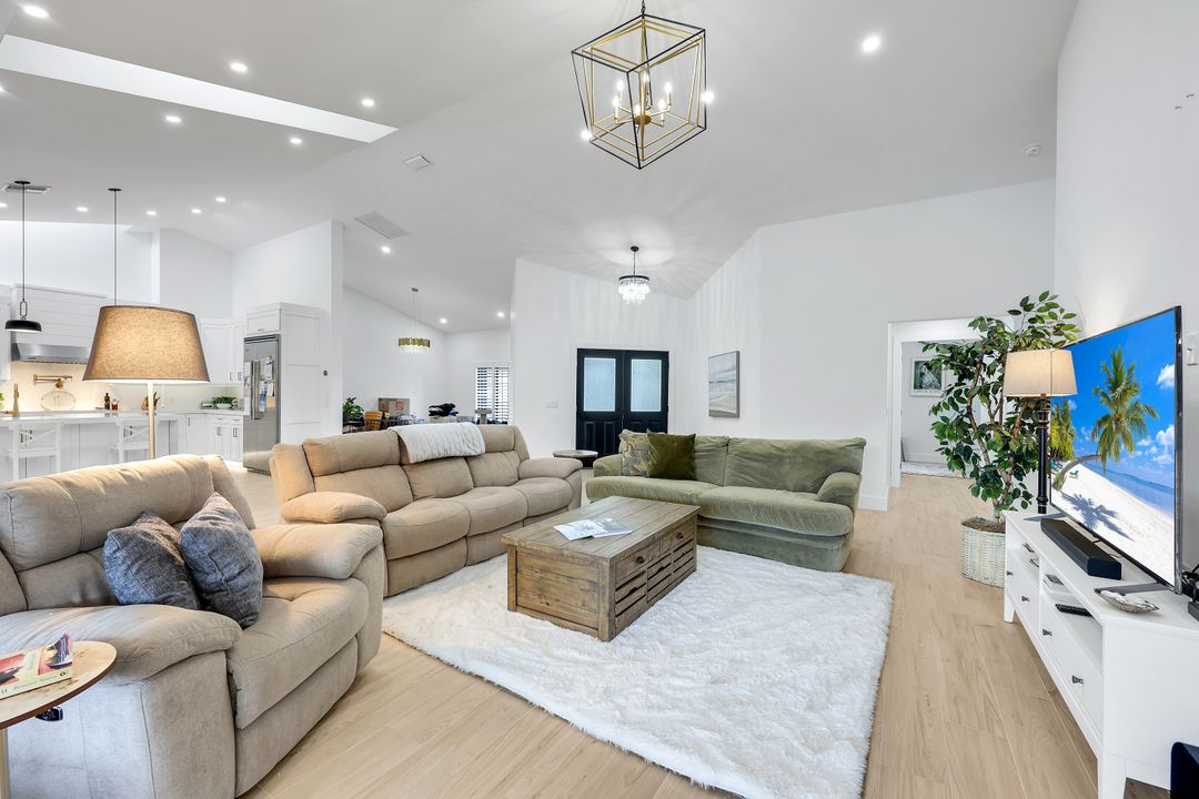 806 Knoll Wood Ct, Naples, FL 34108