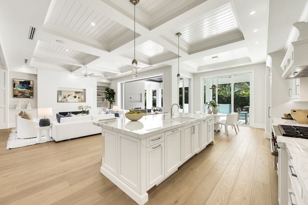 726 Riviera Dr, Naples, FL 34103