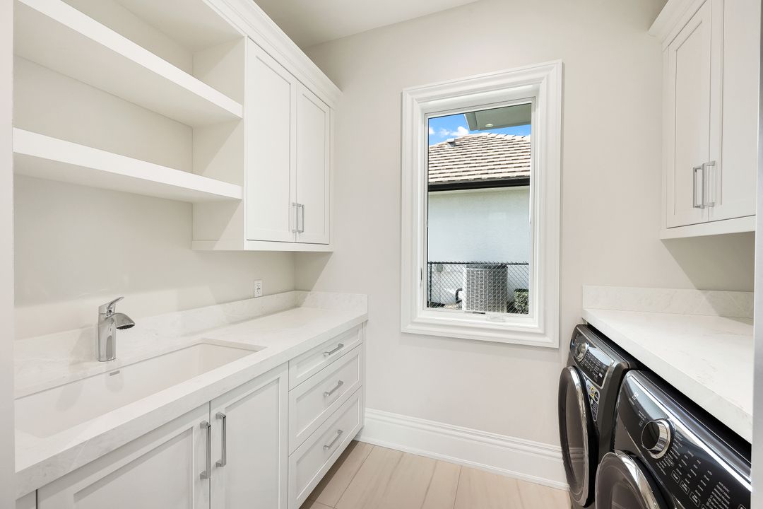 726 Riviera Dr, Naples, FL 34103