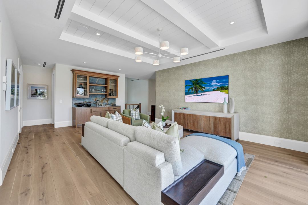 3637 Crayton Rd, Naples, FL 34103