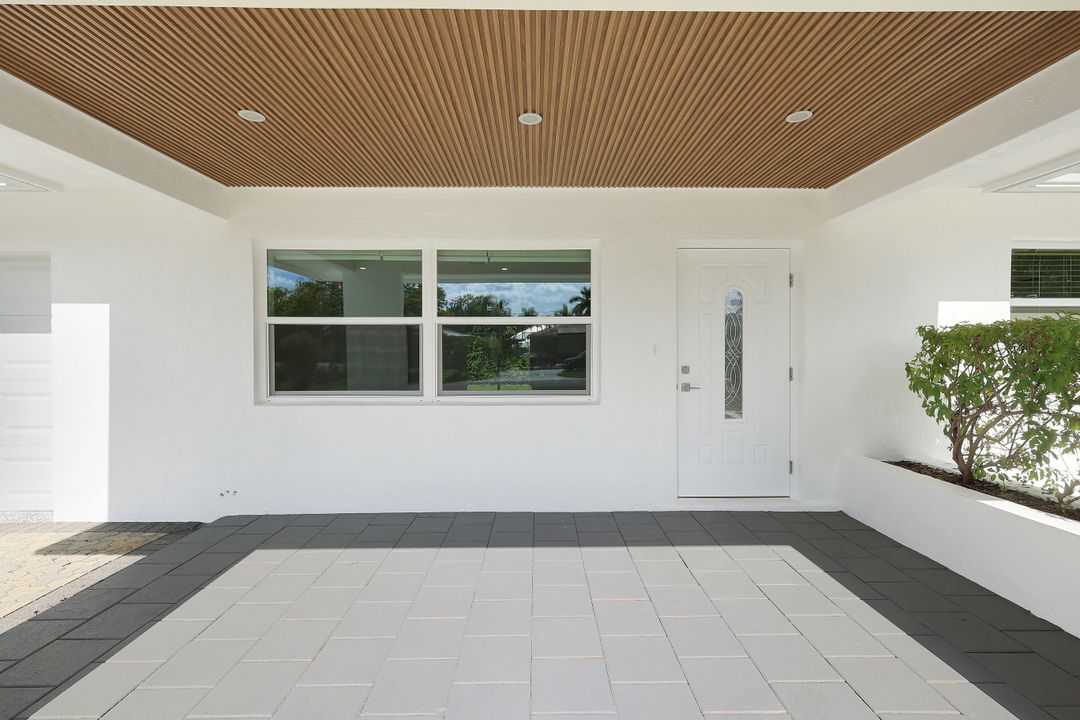 939 Bluebird St, Naples, FL 34104