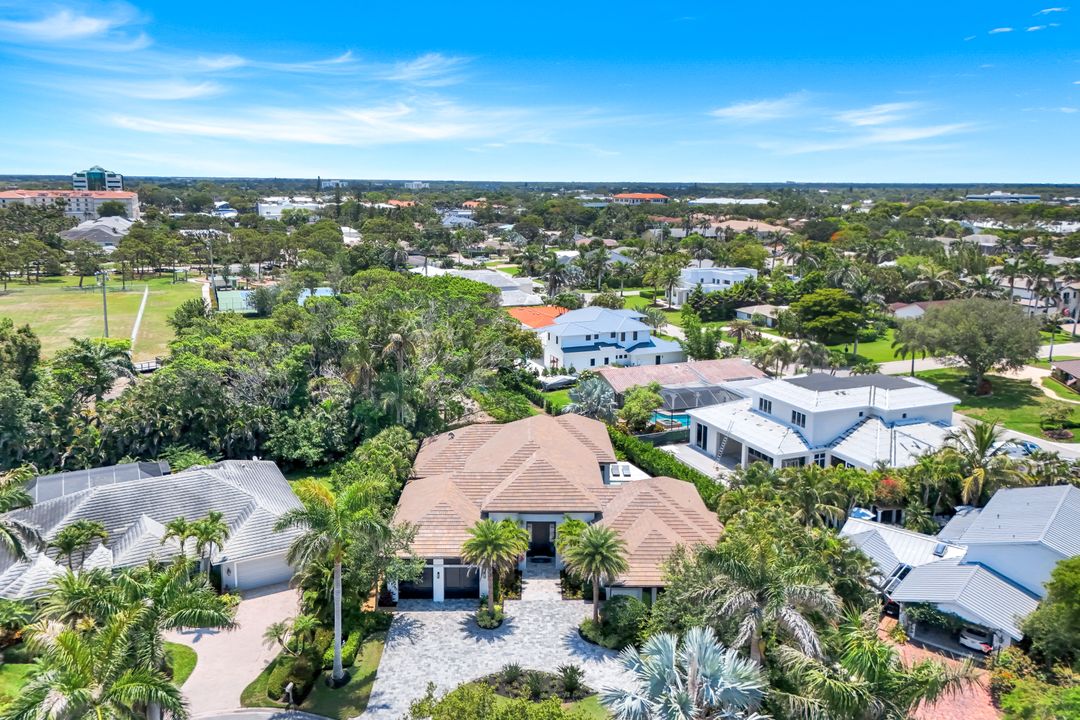 541 Whispering Pine Ct, Naples, FL 34103