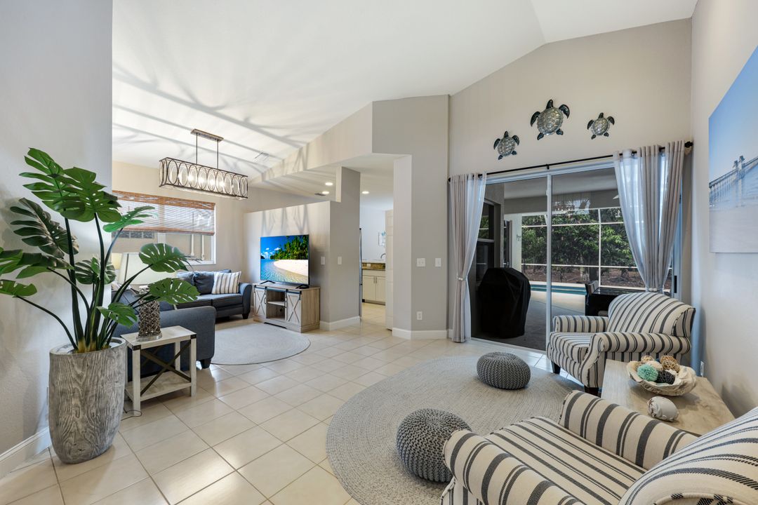 697 Crossfield Cir, Naples, FL 34104