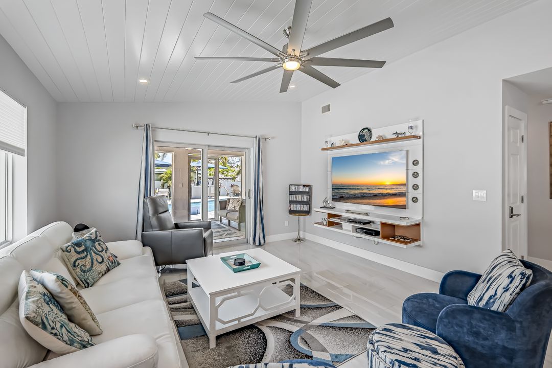 558 98th Ave N, Naples, FL 34108