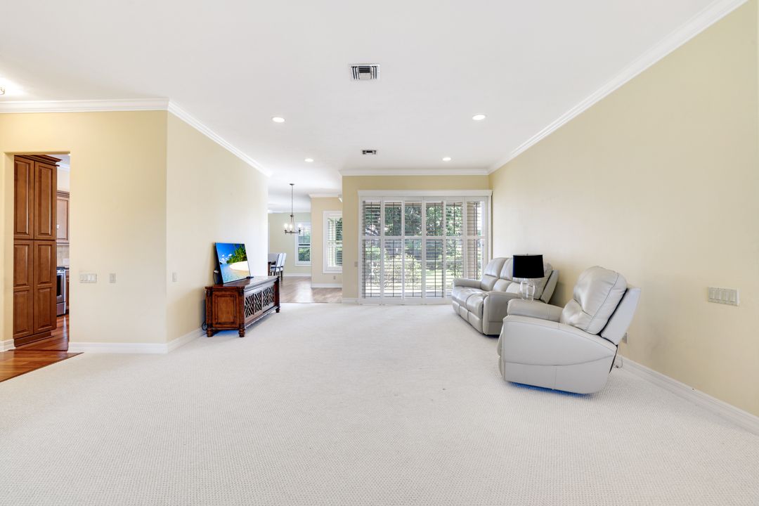 2032 Castle Garden Ln, Naples, FL 34110