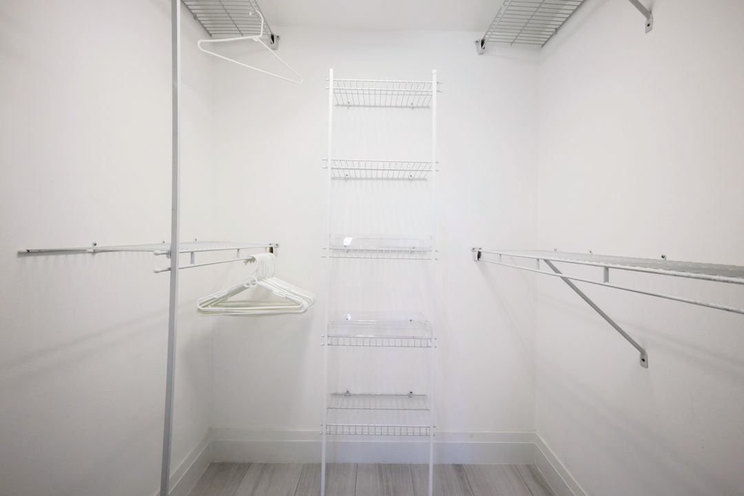 300 Forest Lakes Blvd #112, Naples, FL 34105