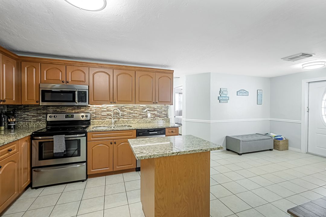 814 107th Ave N, Naples, FL 34108