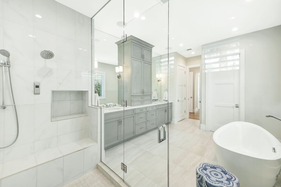 680 Wedge Dr, Naples, FL 34103