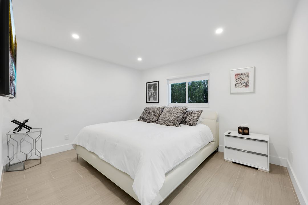 10002 Vanderbilt Dr, Naples, FL 34108