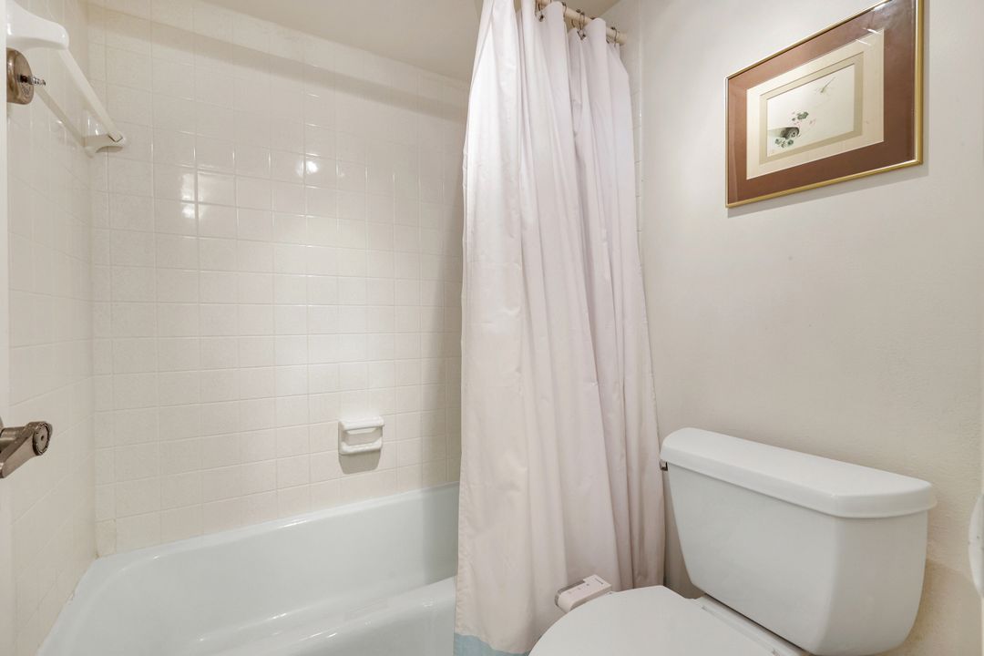 1084 Forest Lake Dr #304, Naples, FL 34105